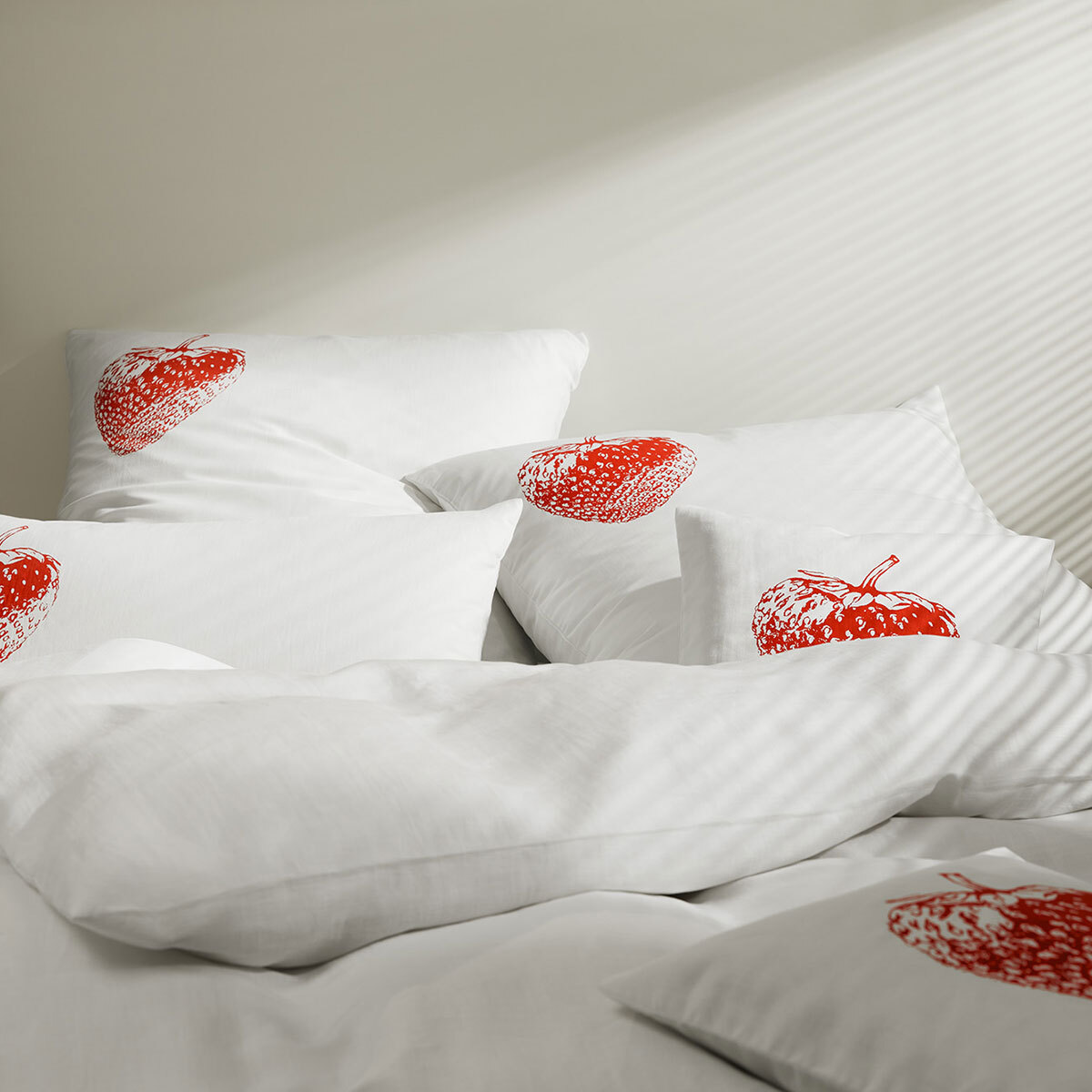elegante Halbleinen Bettwäsche Erdbeere weiß-rot günstig online kaufen bei  Bettwaren Shop